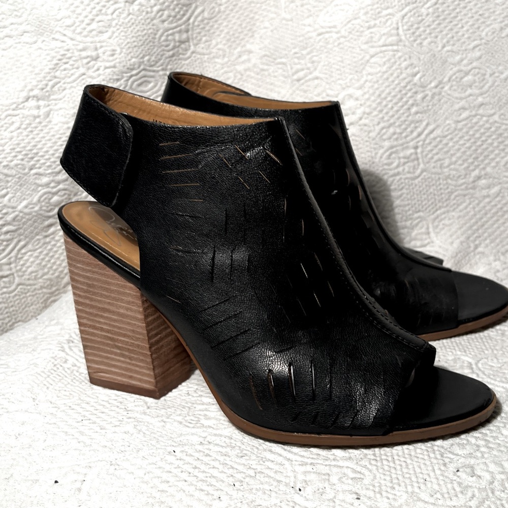 Report signature leather sandal with block heel and cut out